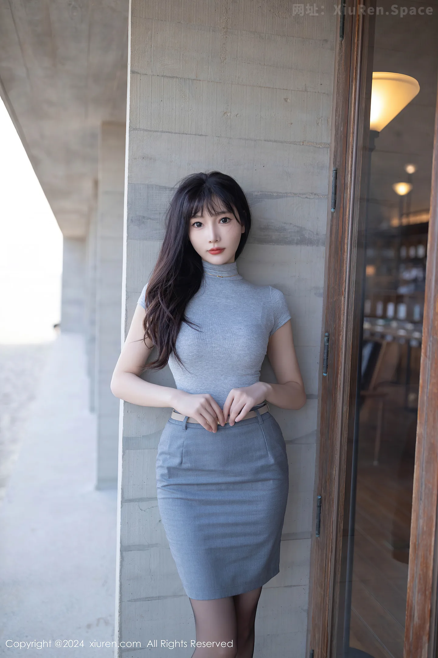 图片[2]-[XiuRen秀人网] VOL.9450 模特陆萱萱性感灰色OL服饰露红色内衣配开档黑丝极致魅惑写真80P-秀人网官方网站